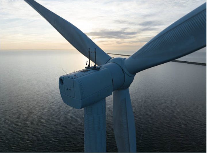 Wind turbine nacelle and blades at dusk